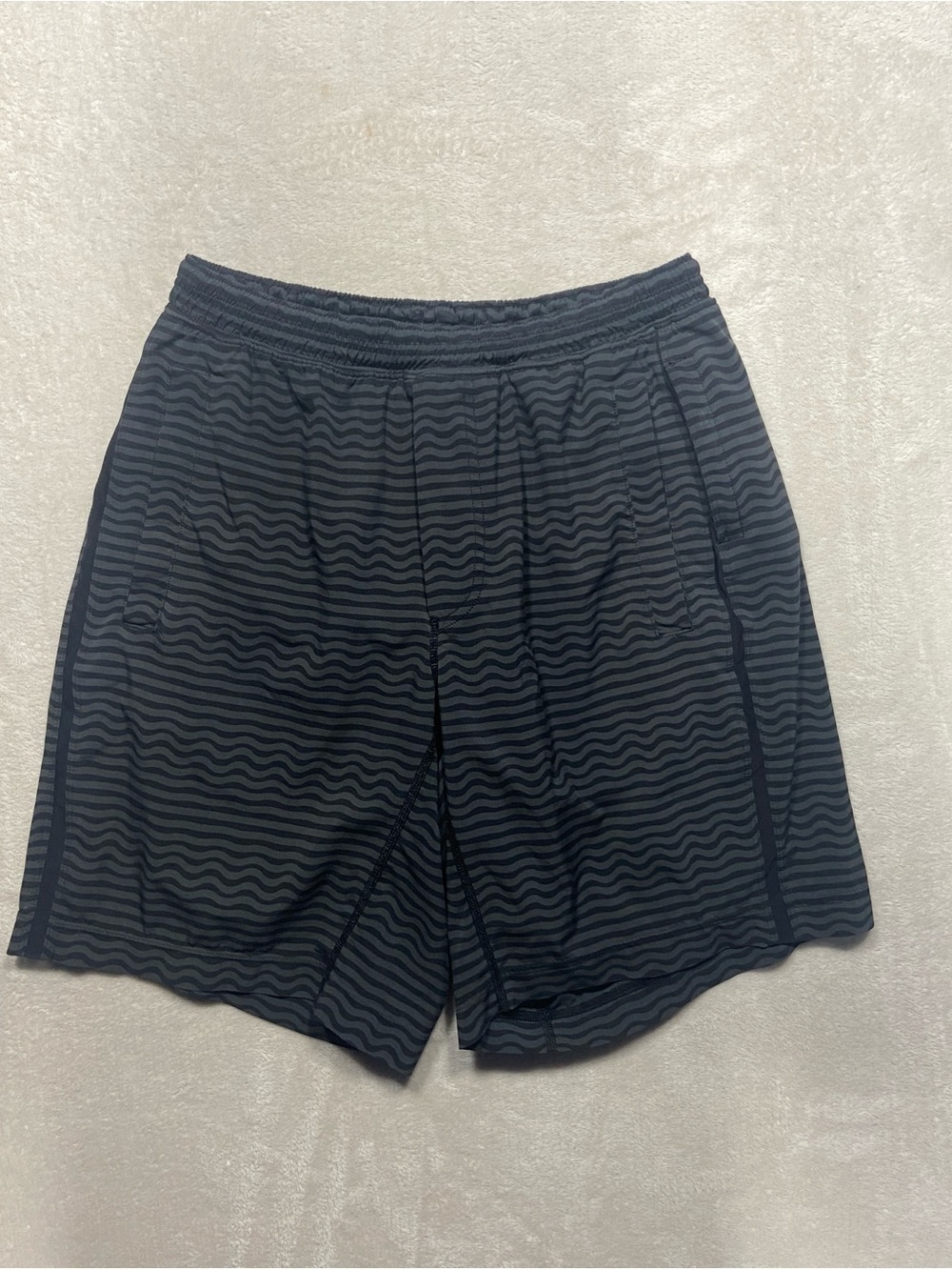 Lululemon Men’s Pace breaker shorts Black/Gray wavy striped medium lined